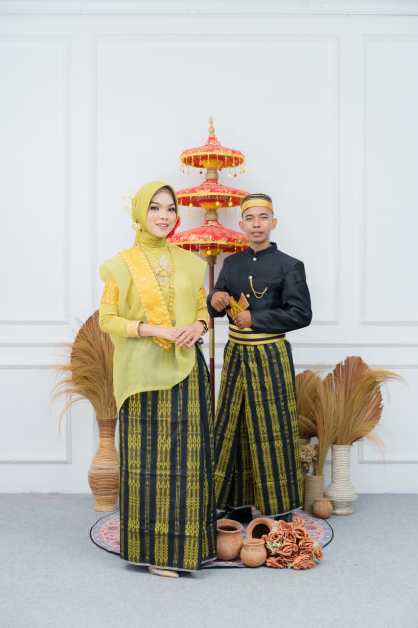 Yana & Wiwin (1) Yana & Wiwin (1)