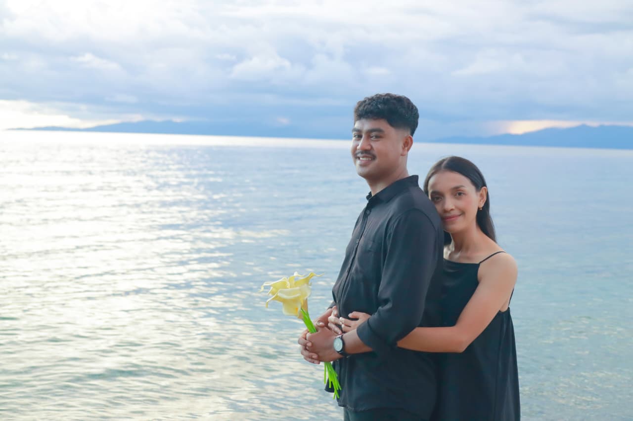 Adit & Lin (18) Adit & Lin (18)